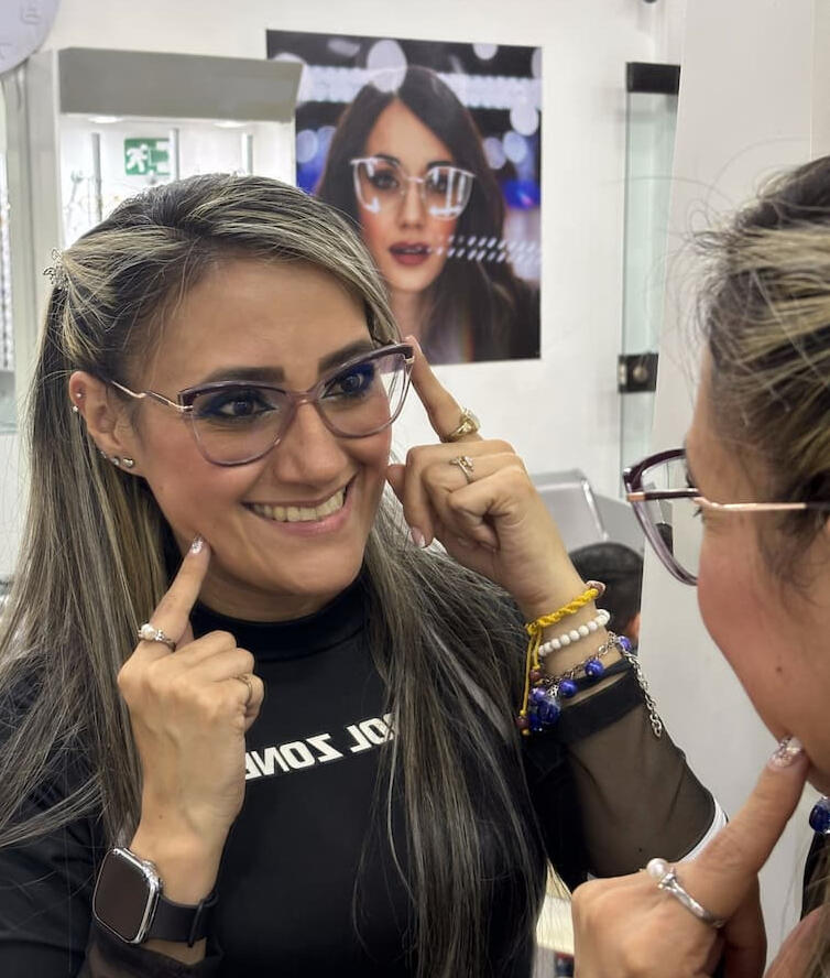 Cliente de Optica Doctora Maria Carreño Profesional Cuidado Visual