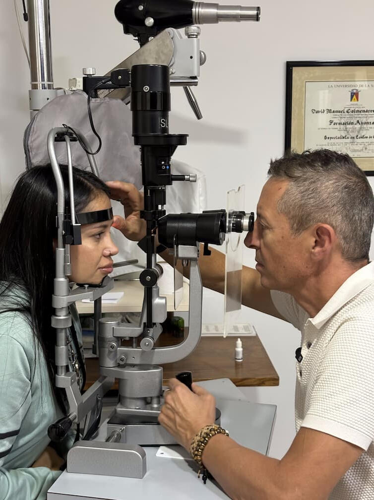 Doctora David Colmenares Optómetra Doctora David Colmenares en consulta con paciente